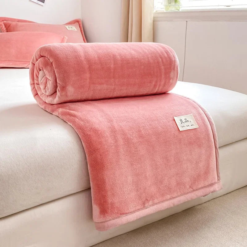 Cette couverture moelleuse et confortable de couleur rose pâle ajoute une touche de douceur et de chaleur à l'espace de sommeil.