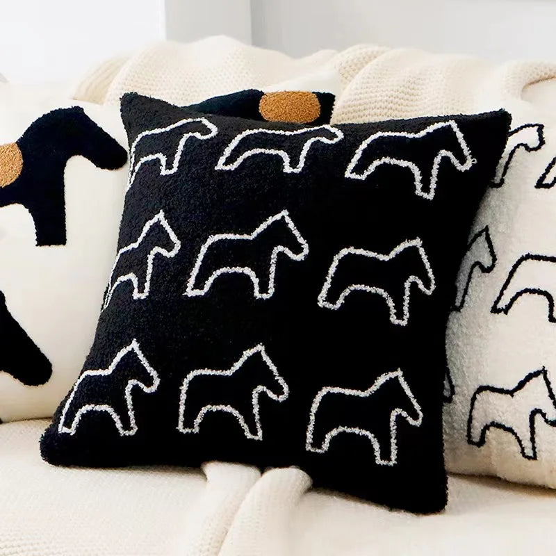 housse coussin brodé chevaux stylisés moderne marron noir blanc 45x45cm polyester adhésif chambre maison