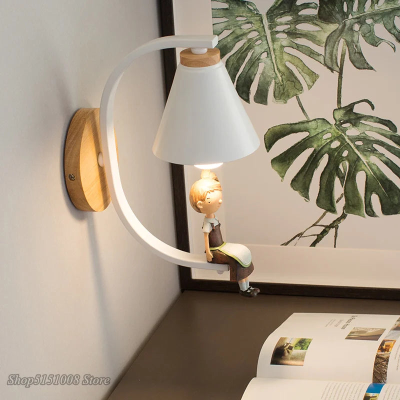 lampe murale moderne blanc bois figurine enfant assise chambre salon éclairage minimaliste design.texture bois