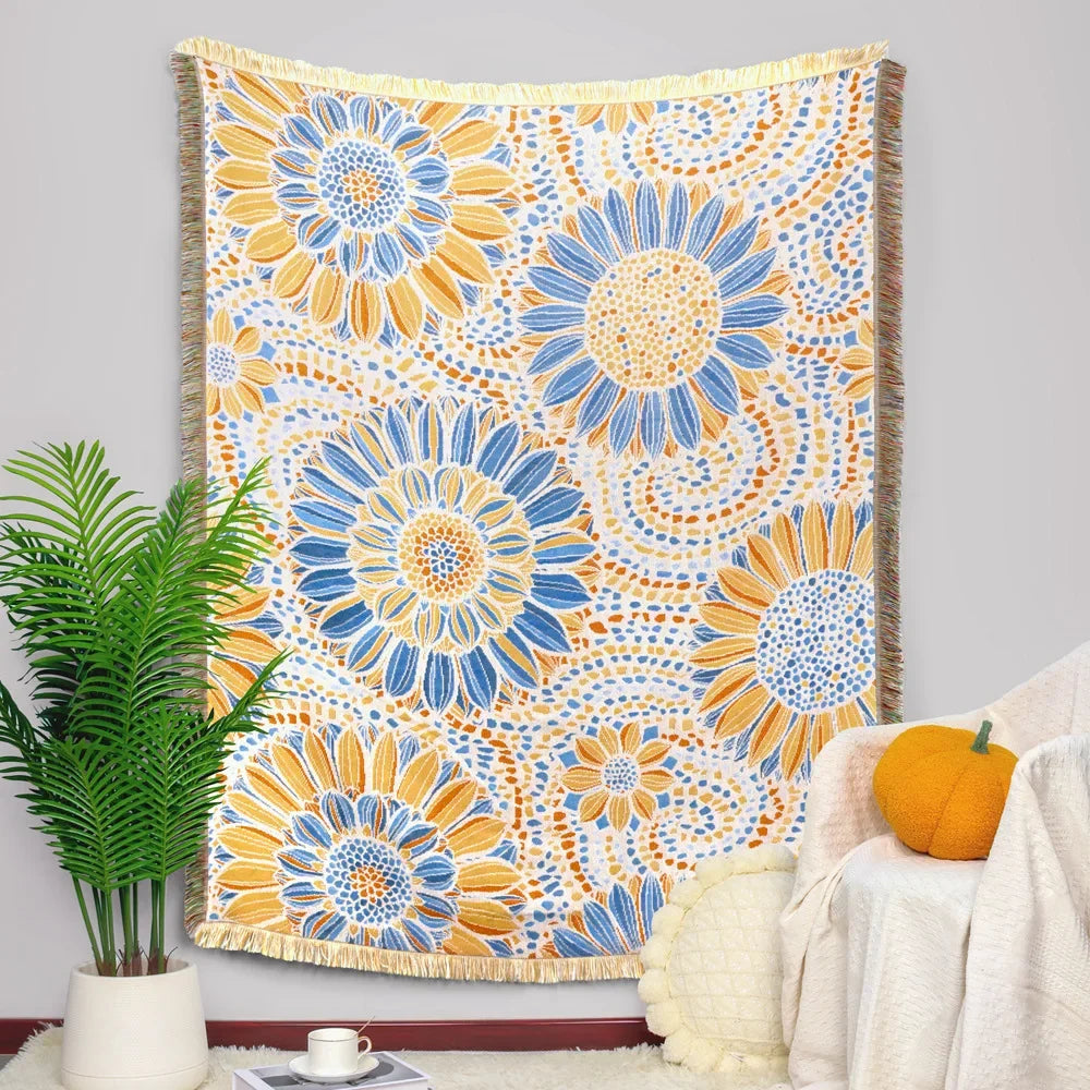 Ce joli plaid mural orné de motifs floraux jaunes et bleus apporte une note éclatante et estivale à l'espace.