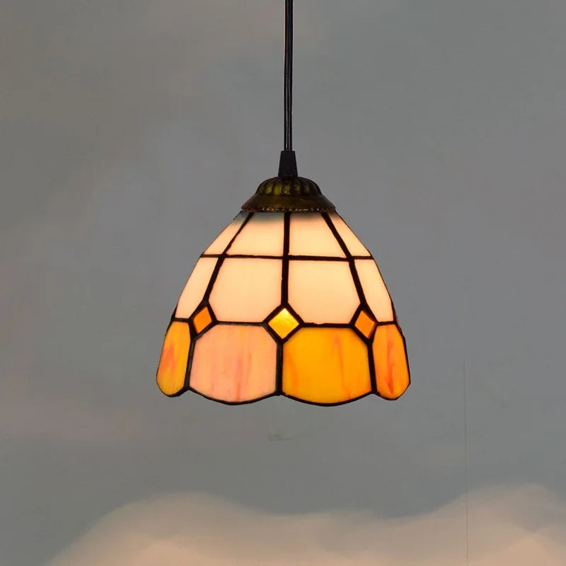 lampe suspendue tiffany multicolore motifs floraux stained glass couloir restaurant étude balcon