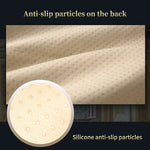 Gros plan sur les particules antidérapantes en silicone sur le dos du tissu, conçues pour prévenir les glissements.