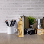 ornement antique statue sainte femme robe longue deco maison tableaux livres horloge plantes