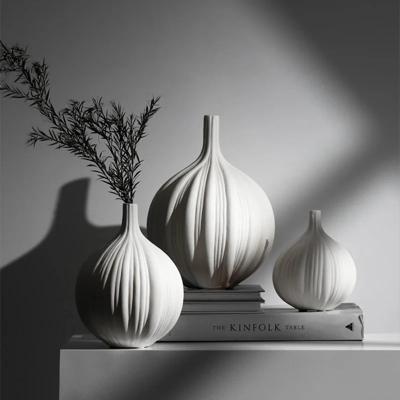 vase céramique blanc minimaliste moderne lignes horizontales decoration interieur fleurs sèches