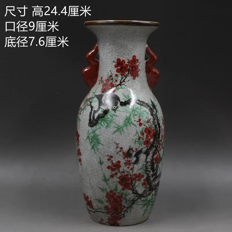 Vase décoratif ancien en porcelaine blanche et rouge avec motifs de fleurs et de branches.