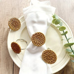 porte serviettes tressés rustique bohème nappes blanches vertes assiettes fleurs eucalyptus
