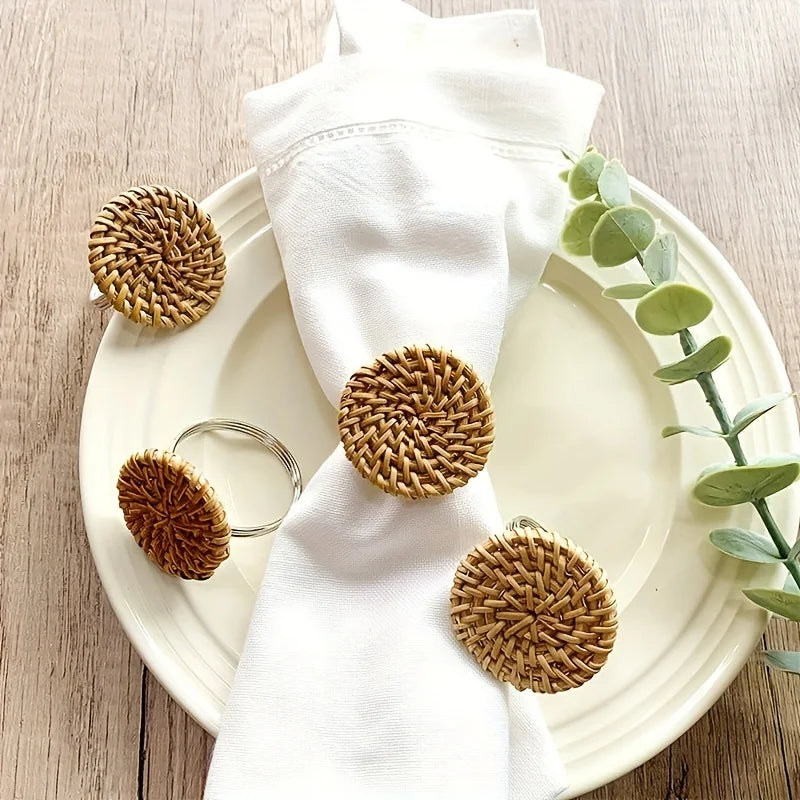 porte serviettes tressés rustique bohème nappes blanches vertes assiettes fleurs eucalyptus