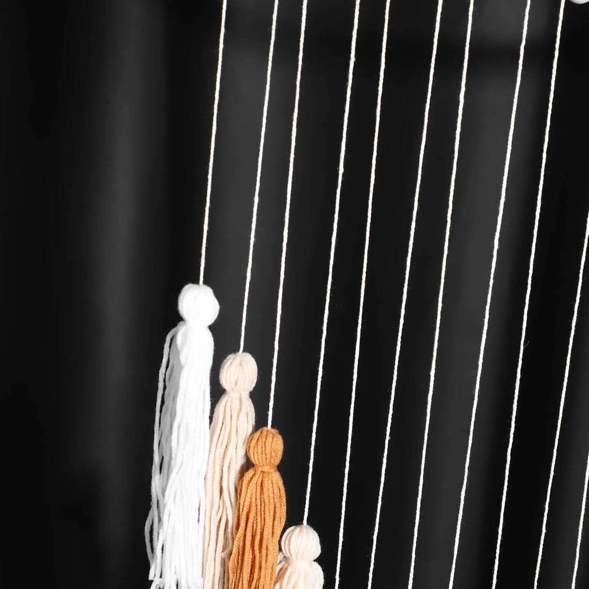 décoration murale bohème pompons textiles suspension artisanale blanc beige orange rouille