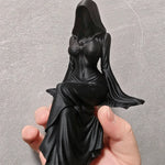 statue gothique femme assise noir texture 3d plis drapés ornement mystérieux roses noires citrouille