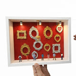 cadre mural classique orné noir rouge vert blanc figurines humaines transparent baroque