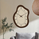 horloge murale bois marron aiguilles noires numeros blancs texture grunge moderne fixations quartz
