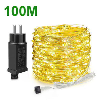 Guirlande lumineuse LED 50 m étanche IP65 dans un jardin décoré pour Noël