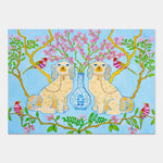 Une scène printanière apaisante avec deux chiens de porcelaine assis devant un vase décoratif, entourés de fleurs de cerisier roses et d'oiseaux colorés perchés sur les branches.