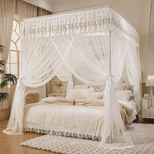 Un lit à baldaquin élégant et romantique au design pur et délicat, avec des rideaux blancs fluides et une décoration luxueuse, créant une atmosphère chaleureuse et apaisante dans cette chambre.