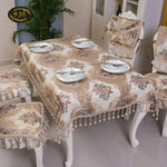 Table de salle à manger au design élégant avec nappe beige et motifs floraux, accompagnée de chaises assorties.