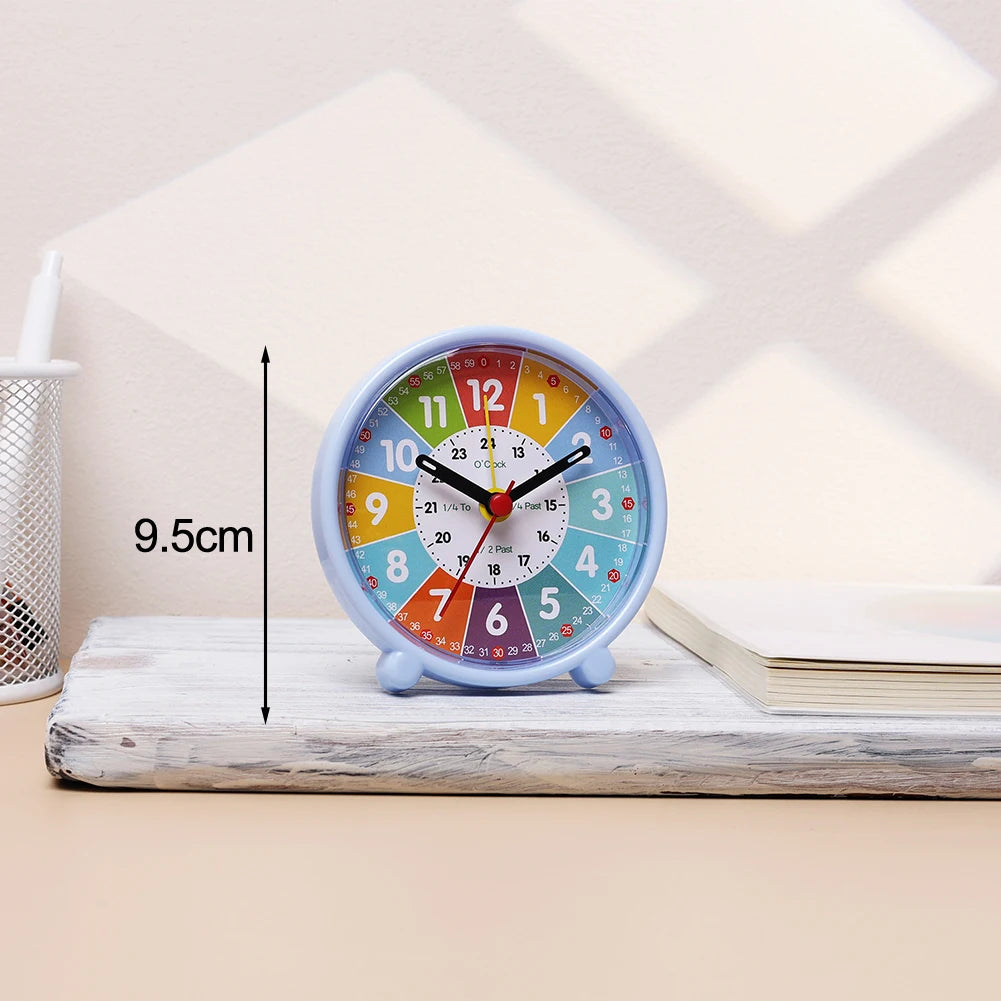 horloge table moderne colorée motifs géométriques enfants chambre bleu rose blanc