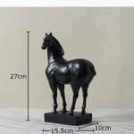 statues chevaux modernes minimalistes noir blanc decoration intérieure art contemporain