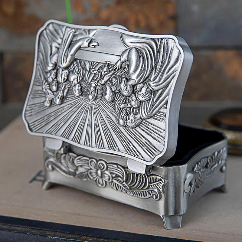 boîte bijoux argentée relief cène intérieur noir bouton pression artisanal classique organiser trésors transparente