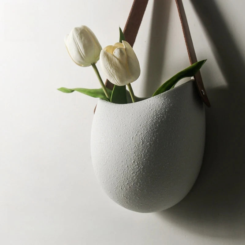 cache pot suspendu céramique blanc texture granulée minimaliste tringle cuirintérieur décoration plante fleurmodernestyle rusticitéélégant