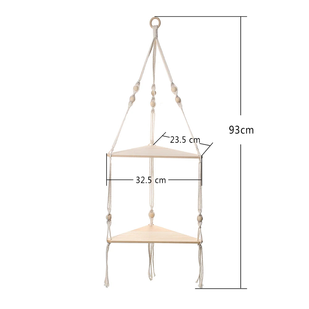 Vue d'ensemble de l'étagère murale triangle dans un intérieur boho avec décoration naturelle