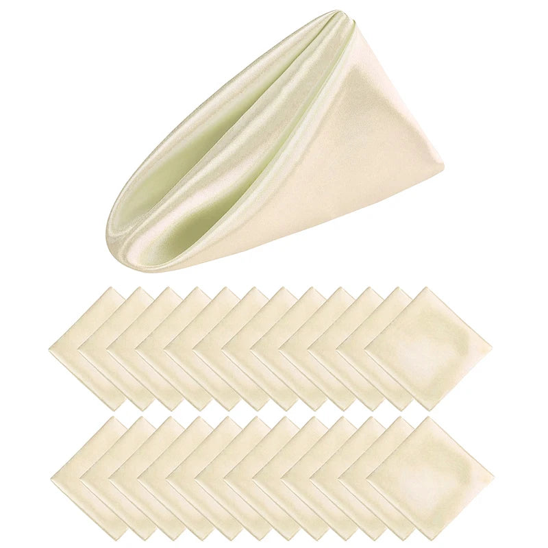 Des serviettes pliées en forme de triangle sur fond blanc.