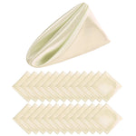 Des serviettes pliées en forme de triangle sur fond blanc.