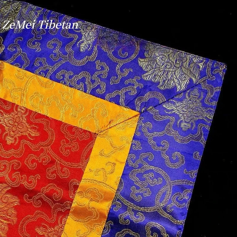 serviette table brodée motifs floraux rouge bleu jaune traditionnel élégant dorure textile décoration table