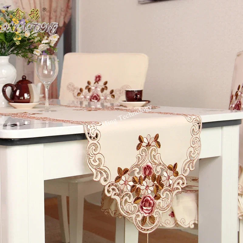Chemin de table beige brodé pivoine