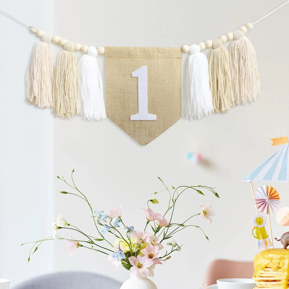 guirlande fête anniversaire an boho chic pompons coton numéro blanc decoration photo