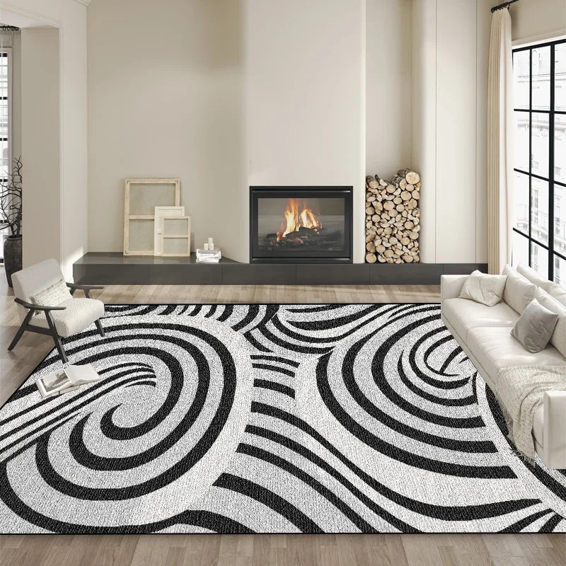 Tapis noir et blanc géométrique avec motif tourbillonnant, situé dans un salon moderne avec cheminée et mobilier épuré.