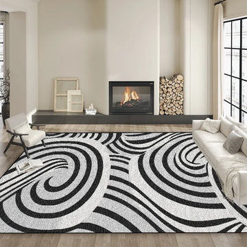 Tapis noir et blanc géométrique avec motif tourbillonnant, situé dans un salon moderne avec cheminée et mobilier épuré.