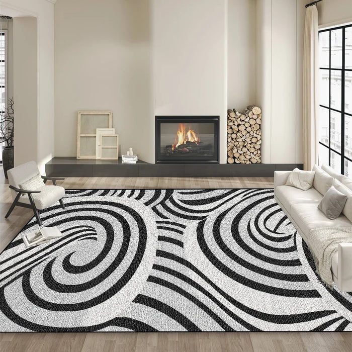 Tapis noir et blanc géométrique avec motif tourbillonnant, situé dans un salon moderne avec cheminée et mobilier épuré.