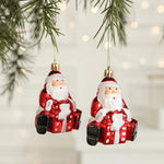 Détail du motif hibou Père Noël sur la décoration suspendue rouge et blanche
