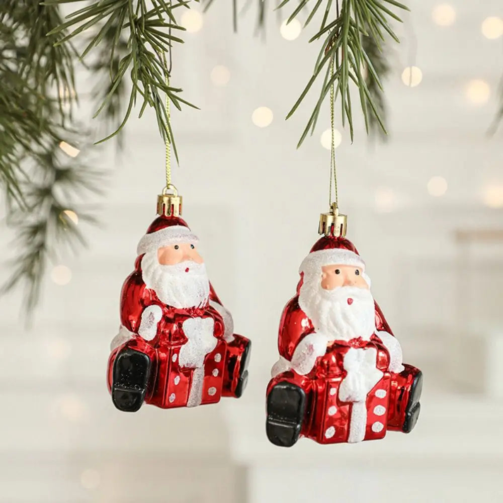 Détail du motif hibou Père Noël sur la décoration suspendue rouge et blanche