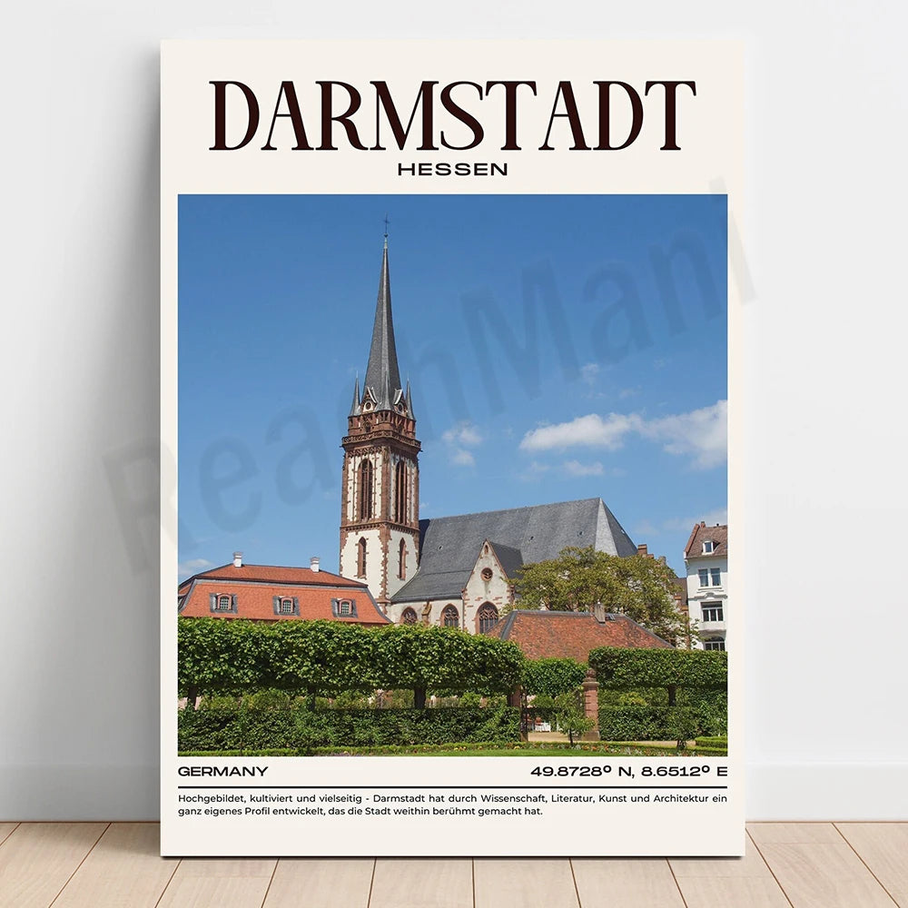 L'image présente une vue de la ville de Darmstadt, en Allemagne, avec son église emblématique à haut clocher au centre de la scène. La ville de Darmstadt est décrite comme un lieu cultivé et diversifié, avec un profil développé à travers les sciences, la littérature, l'art et l'architecture.