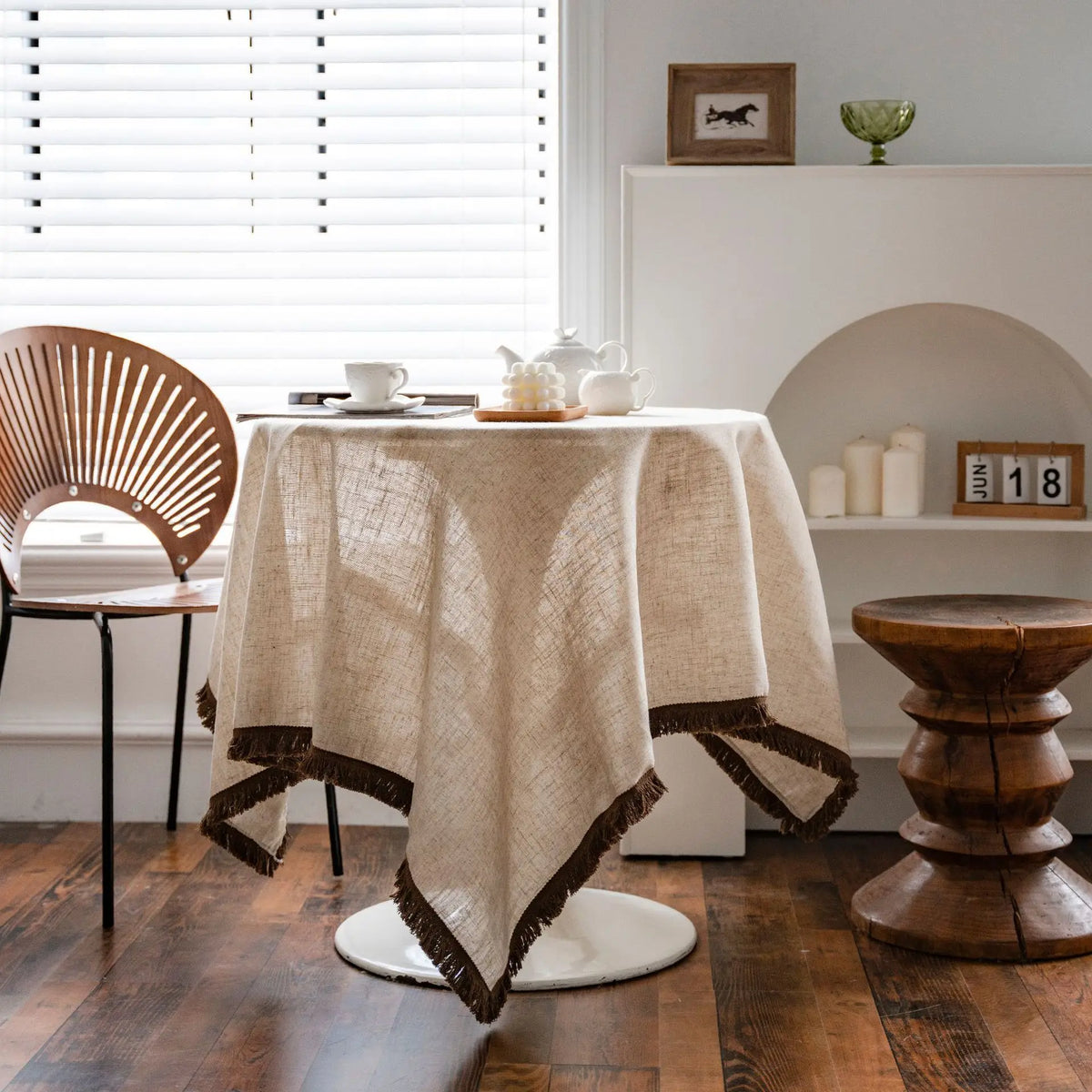 nappe table rectangulaire beige clair lin naturel rustique chic pompons blancs décorative