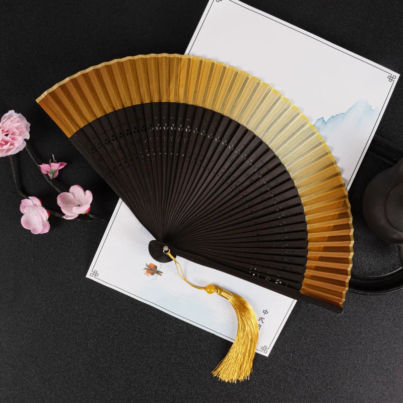 éventail pliant traditionnel vert foncé noir marron clair décoration mariage accessoire fête parfumé chinois