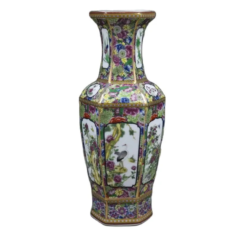 Vase en porcelaine de style asiatique, décoré de fleurs multicolores et de motifs contrastés, avec un design unique et une finition brillante.