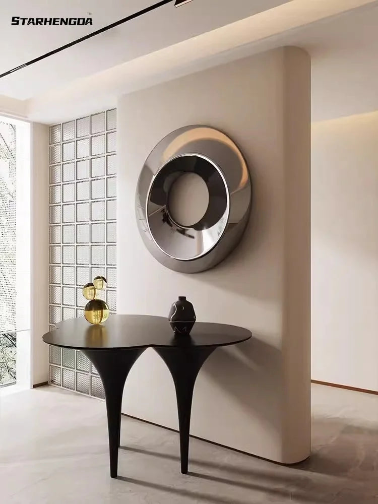 Détail de la suspension murale métal dans un salon