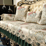 Un canapé richement décoré avec des motifs floraux et des ornements dorés dans un style vintage charmant.