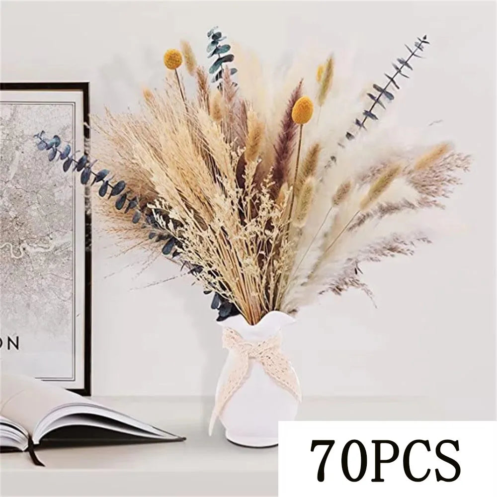 bouquets pampas marron clair beige blanc feuilles vertes plumes blanches décoration intérieure mariage boho