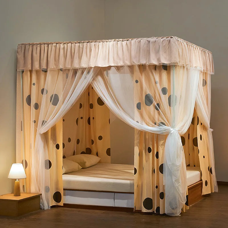 Un lit à baldaquin élégant avec un motif à pois sur les rideaux décoratifs, créant une atmosphère chaleureuse et accueillante dans cette chambre.