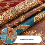 Gros plan sur le motif complexe et précis d'un tissu jacquard aux teintes chaudes et profondes.