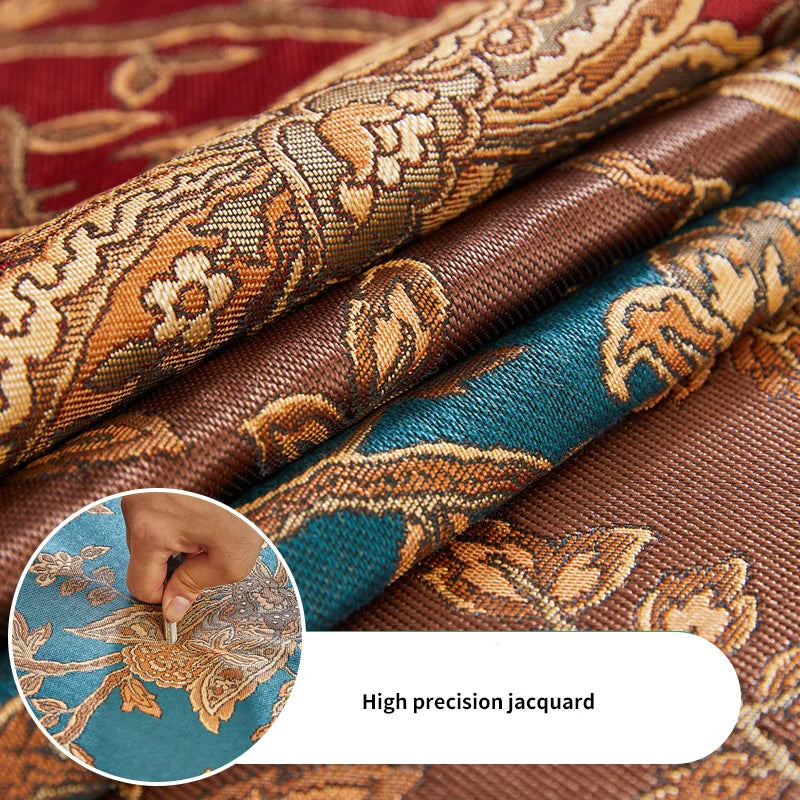 Gros plan sur le motif complexe et précis d'un tissu jacquard aux teintes chaudes et profondes.