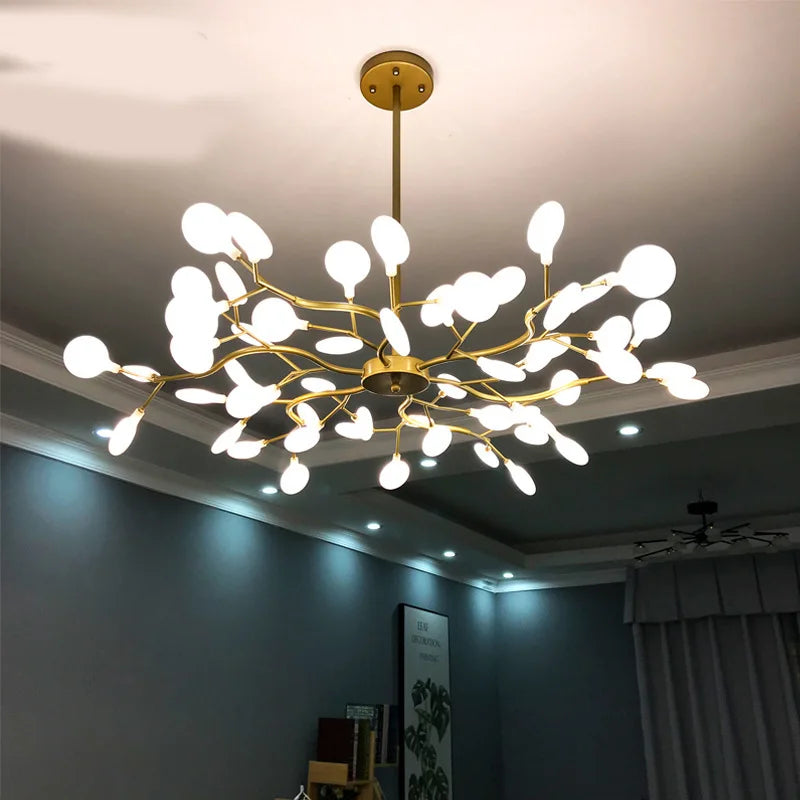 suspension lumineuse or blanc feuilles stylisées opalescente contemporaine 18 ampoules