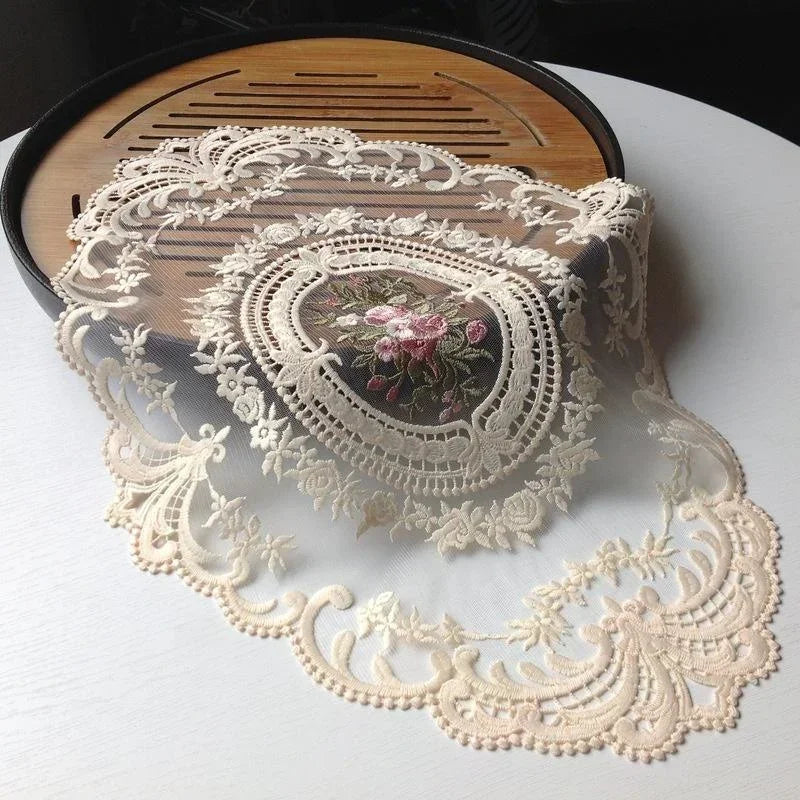 serviette table beige broderie florale dentelle classique vintage tissu rond decoration