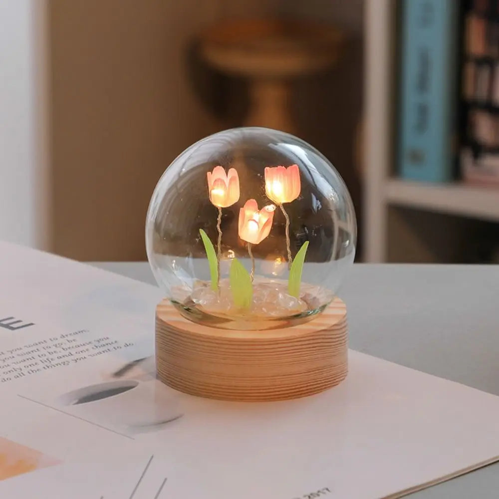 veilleuse boule verre tulipes artificielles feuilles vertes blanches base bois moderne transparente chambre décoration