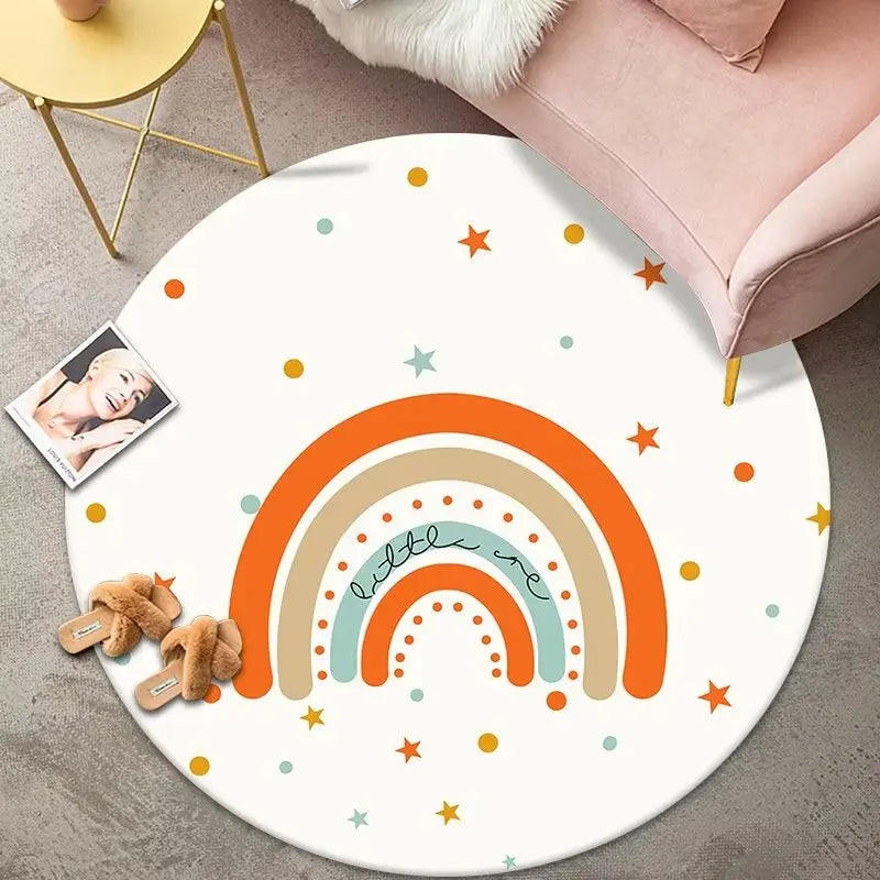 Un tapis rond avec un motif arc-en-ciel coloré et des étoiles sur un sol gris, accompagné de coussins, d'un tabouret doré et d'autres accessoires.