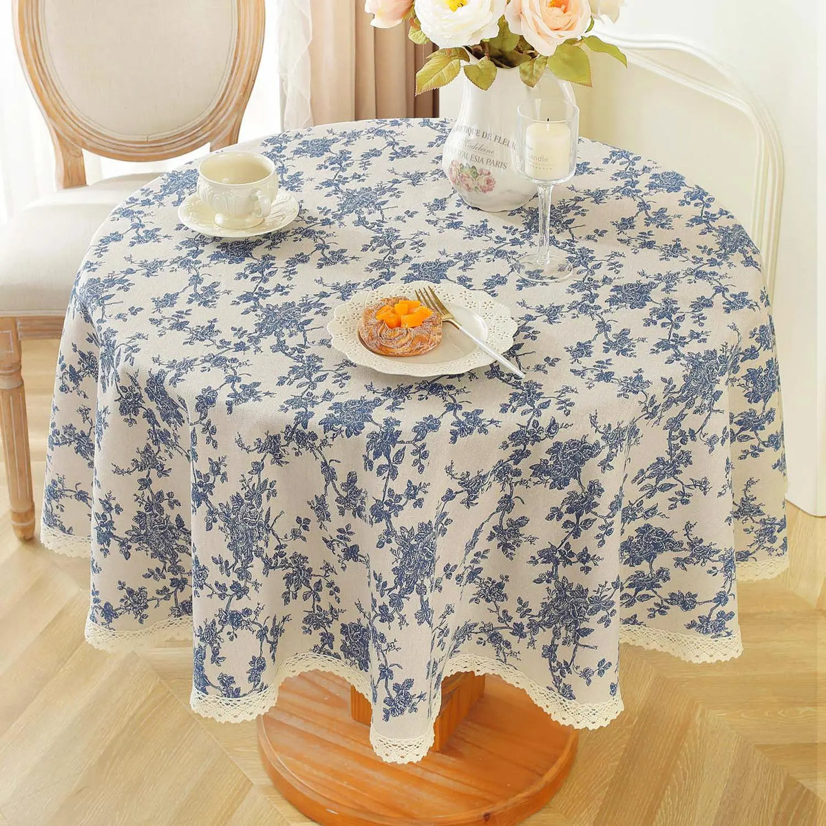 nappe ronde fleur bleue motif floral rustique franges table beige