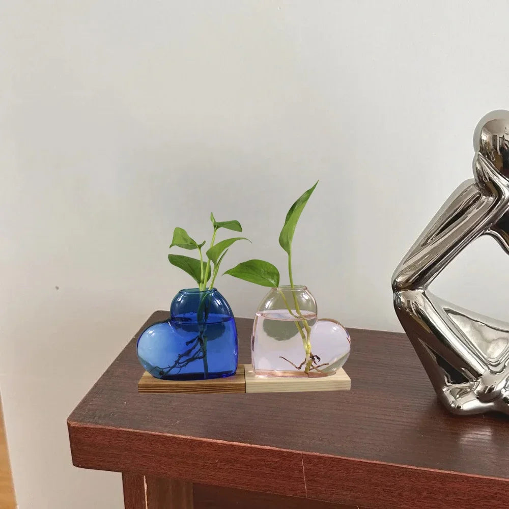 vase verre forme cœur transparent moderne plante verte support bois